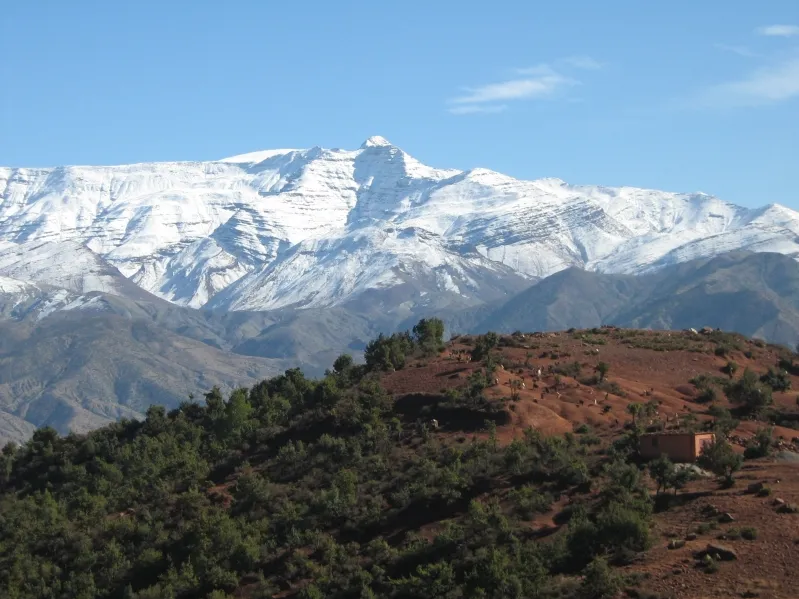 A stunning mountain range with snow-capped peaks, showcasing the beauty of Ouarzazate's scenic landscape.