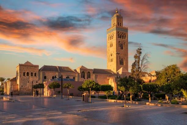Best Morocco itinerary showing desert tours, Marrakech, Fes, Casablanca, Chefchaouen, Atlas Mountains, and Sahara Desert routes